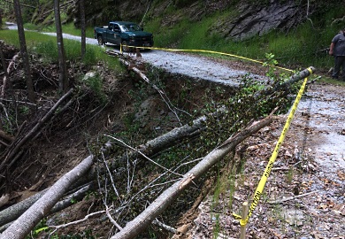 Los deslizaminetos de tierra continúan siendo una amenaza en porciones de Horsepasture Road en Jocassee Gorges, y una sección de tres millas permanecerá cerrada hasta noviembre. (SCDNR foto por Mark Hall)