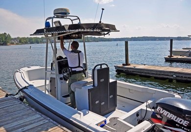 Lance Cpl. Jason Smith de SCDNR asegurando su bote a un muelle en Lake Murray.