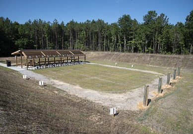 Una vista elevada del nuevo campo de tiro para rifle y pistola (Foto por Joey Frazier)