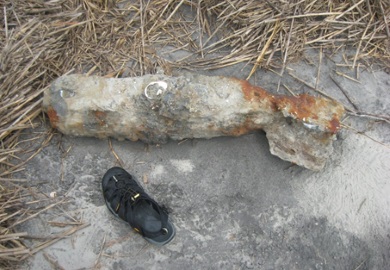 Esta bomba sin explotar de la Segunda Guerra Mundial fue removida y eliminada de Otter Island de forma segura por los U.S. Marine Corps (Foto por Al Seagars)