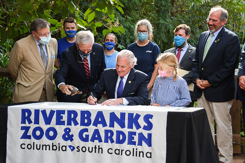 El Gobernador de Carolina del Sur Henry McMaster firma la Ley 177, proporcionando nuevas protecciones a los reptiles y anfibios nativos. [Foto por Kaley Lawrimore, SCDNR].